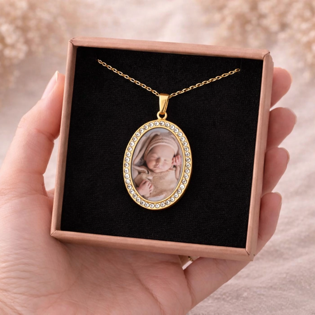 Collier photo personnalisé médaillon ovale strass